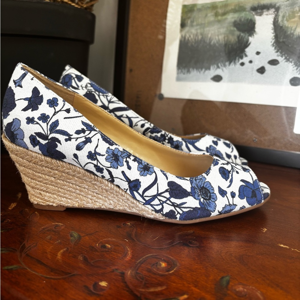 Isaac Mizarahi Women’s NWT  Blue Floral Espadrille Wedge Espadrilles 6